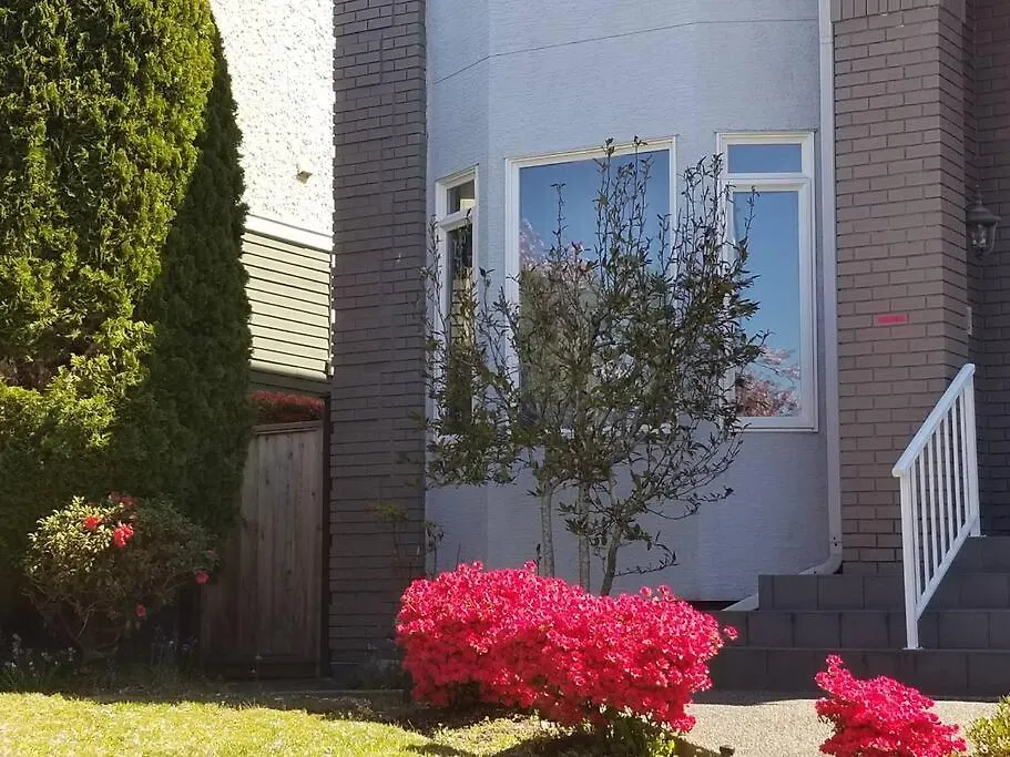 וונקובר Near Downtown Yvr -2 Bedroom Private Suite 0*,  קנדה